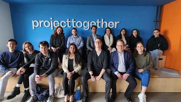 One stop on the students’ journey was ProjectTogether, a nonprofit organization whose Welcome Alliance group (previously known as Alliance4Ukraine) is a major organizer of support for refugees and asylum seekers. One of its main goals is to help newly arrived immigrants access education and the labor market.